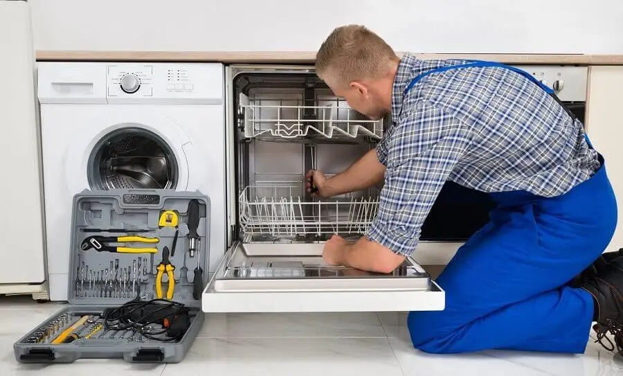 Cumayeri Termoteknik servisi teknisyen ekibi beyaz eşya tamiri yaparken